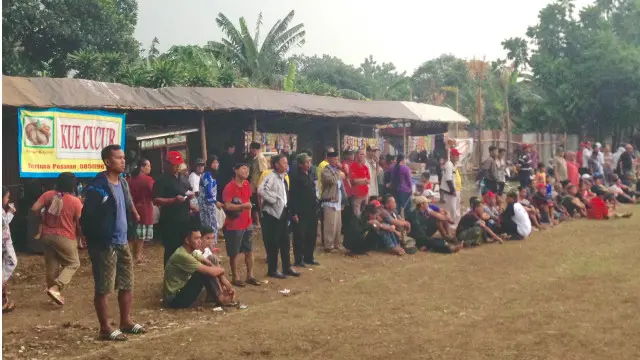 Penonton turnamen tarkam bisa menyaksikan jalannya pertandingan di manapun, termasuk tepat di pinggir lapangan.