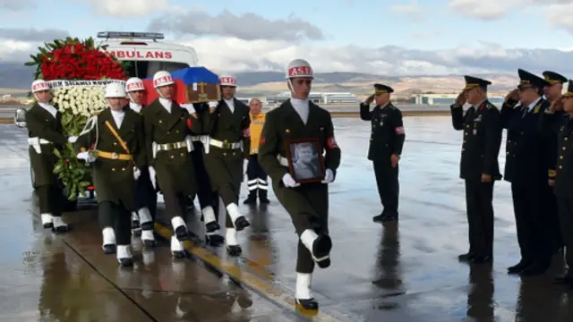 مشایعت جنازه خلبان روسی در ترکیه - خسارات مداخله در سوریه ممکن است سیاست روسیه را تحت تاثیر قرار دهد