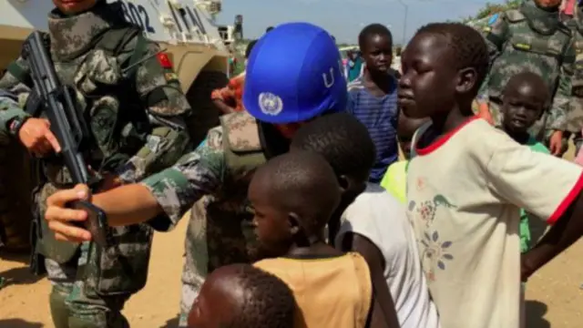 中国维和士兵和当地儿童自拍。