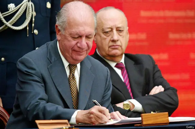 Ricardo Lagos firmó la ley del divorcio en mayo de 2004, y así Chile se convirtió en el último país de la región en legalizarlo.
