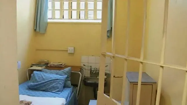 يقضي بيستوريوس مدة محكوميته البالغة خمس سنوات تحت الإقامة الجبرية بعد أن قضى عاما منها في السجن