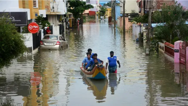 چینّئی کے ایک رہائشی اشوک مودی نے بی بی سی کو بتایا: ’ہم نے 25-30 سال پہلے ایسی بارش دیکھی تھی جب تقریباً ایک ہفتے تک بجلی نہیں آئی تھی۔‘