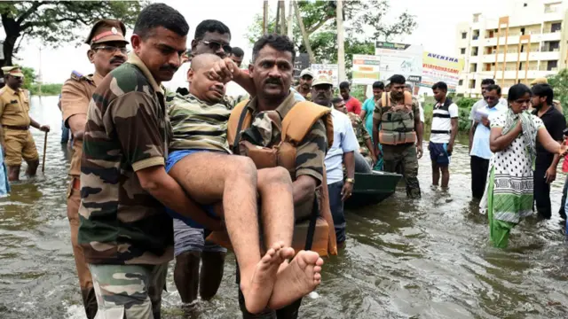 شدید بارشوں کے نتیجے میں پیدا ہونے والی صورت حال سے نمٹنے کے لیے فوج، بحریہ اور نیشنل ڈیزاسٹر فورس کی ٹیموں کو طلب کر لیا گيا ہے۔