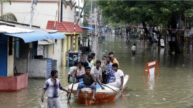 جن سڑکوں پر گاڑیاں چلتی تھیں وہاں پانی بھرا ہے اور لوگ آنے جانے کے لیے کشتیاں استعمال کر رہے ہیں۔