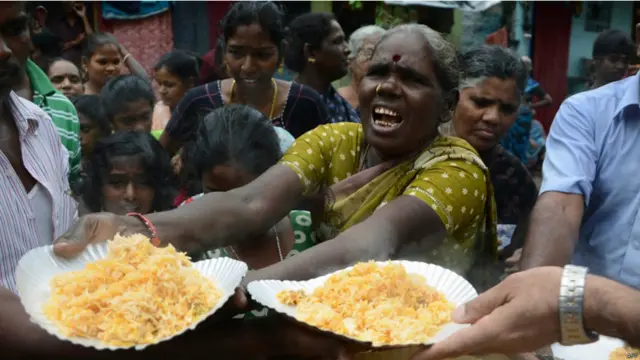 بجلی کا نظام درہم برہم ہے اور متاثرہ افراد میں جگہ جگہ کھانے تقسیم کیے جا رہے ہیں۔