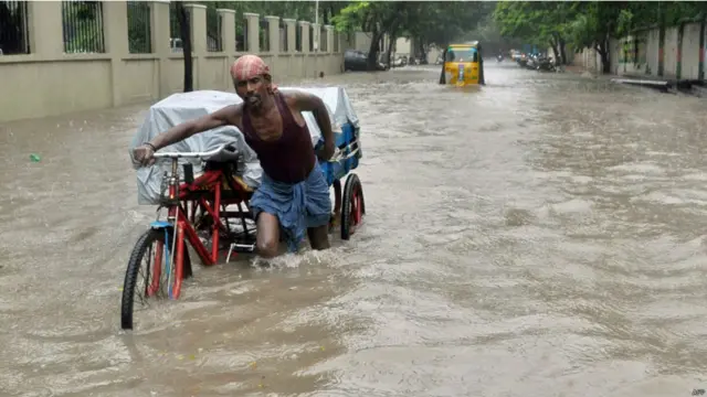 بھارت کی جنوبی ریاست تمل ناڈو میں شدید بارشوں کی وجہ سے دارالحکومت چینّئی میں سیلاب جیسے حالات پیدا ہو گئے ہیں اور معمولات زندگی بری طرح متاثر ہوئے ہیں۔