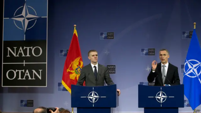 NATO Genel Sekreteri Jens Stoltenberg (sağda), Karadağ Dışişleri Bakanı Igor Luksic'le basın toplantısı düzenliyor