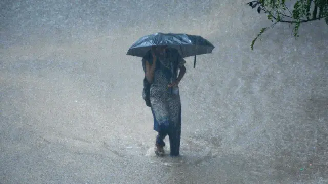 د ښار مهم سړکونو تر اوبو لاندې دي او ښوونځي د ۱۷ ورځې لپاره تړلي دي