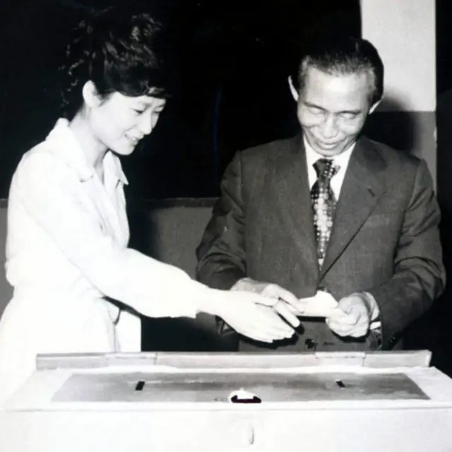 Bà Park Geun Hye và cha, nhà độc tài Park Chung-hee