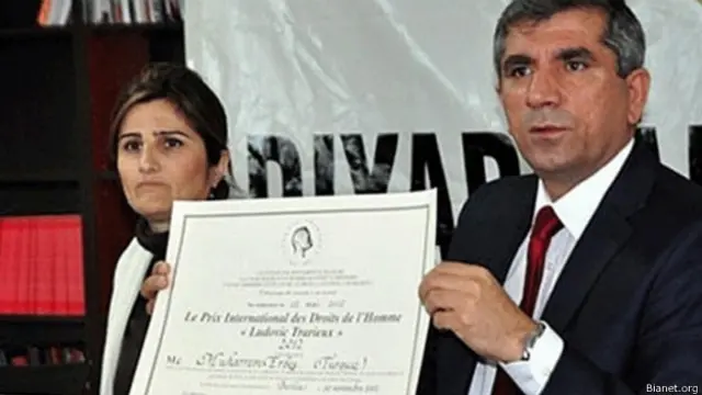 Tahir Elçi 2012 yılında Muharrem Erbey'in aldığı ödül ile ilgili basın açıklaması yapmıştı