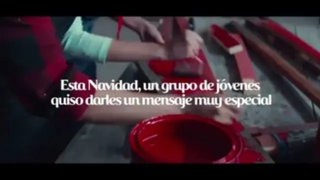 Los jóvenes llegan a la comunidad cargados de pedazos de madera y con una misión.