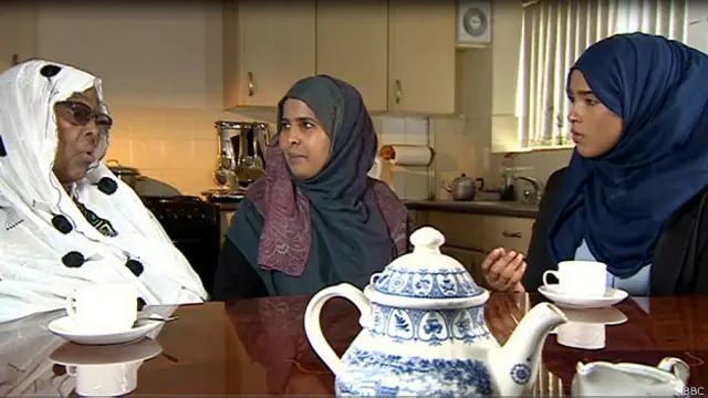 යස්මින් අහමඩ් සිය මිත්තණිය සහ මව සමග 