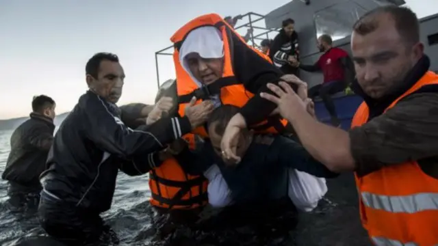 مازال المهاجرون واللاجئون يصلون إلى الجزر اليونانية على الرغم من تشديد القيود في دول البلقان. 