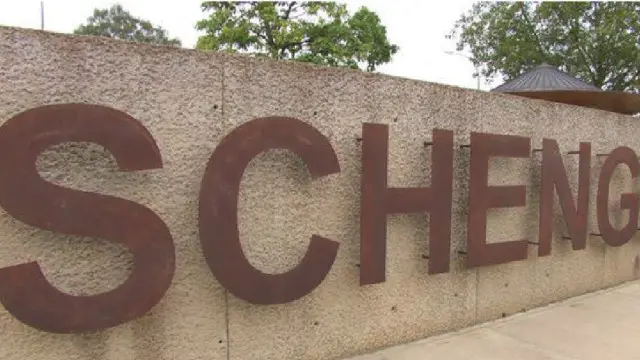 صرح مسؤولون في بروكسل بأن التعليق نوقش بالفعل خلال الأيام الماضية في مسعى لاقناع حكومة أثينا بتحسين تناولها قضية المهاجرين واللاجئين