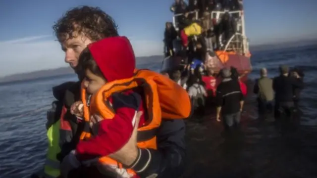 معظم المهاجرين القادمين إلى جزيرة ليسبوس يعانون من أوضاع صحية سيئة وانخفاض درجات الحرارة أو التجمد، بحسب مفوض الشؤون الصحية الأوروبي.