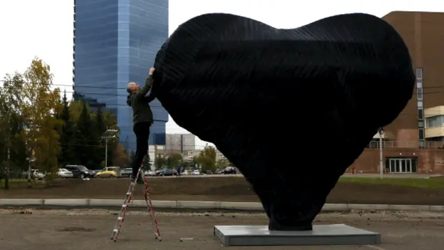 Василий Слонов со своей работой "Большое ватное сердце Родины"