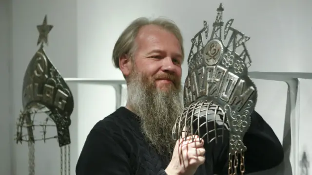 Василий Слонов с одним из своих "Имперских кокошников" (имеются также "Кремль", "Сбербанк, "Кащенко", "Гулаг" и так далее)