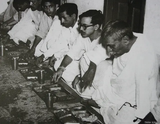 राजेंद्र प्रसाद सामूहिक भोज में