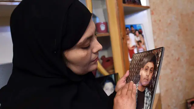 آرمی پبلک سکول پر حملے میں ہلاک ہونے والے بچوں کے والدین منگل کو آرکائیوز لائبریری کے سبزہ زار میں پہنچے 