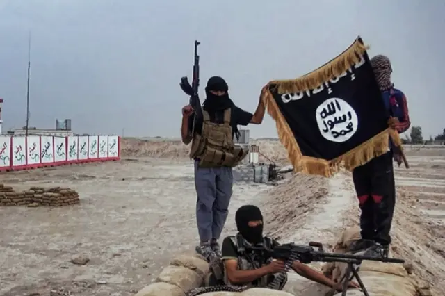 آئی ایس اپنے ہر جنگجو کو ماہانہ 400 ڈالر کی تنخواہ ادا کرتی ہے اور یہ تنخواہ شامی باغیوں کی تنخواہ سے زیادہ ہے