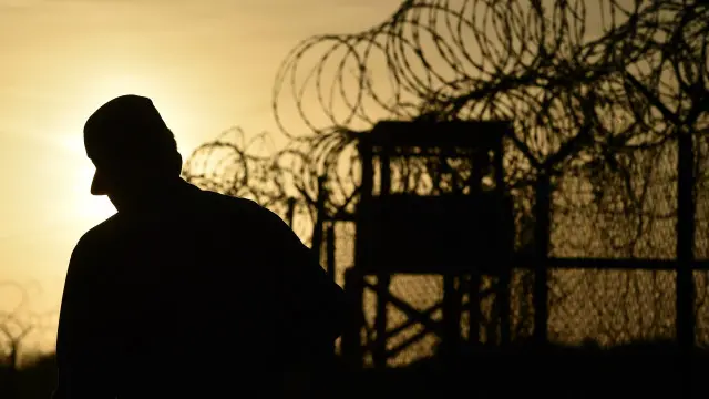 中國還指責美國粗暴侵犯他國人權，並例舉美國維持了14年之久的關塔那摩監獄，說多年未經審判的嫌疑人在那裏被關押