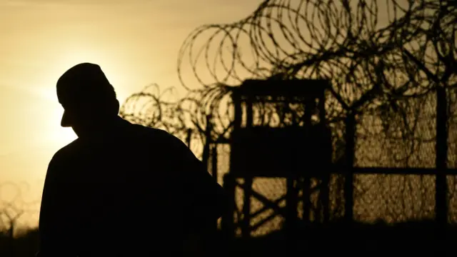 古巴关塔那摩湾羁押设施“X营地”外的一名美国守军（资料图片）