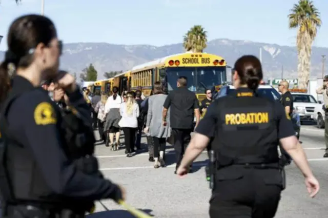 枪击后警察从现场疏散人群前往安全的地方
