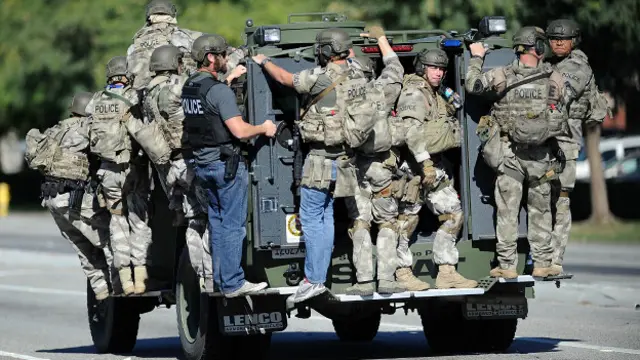 Equipos de operaciones especiales de la policía SWAT también se desplazaron en vehículos blindados a la zona.