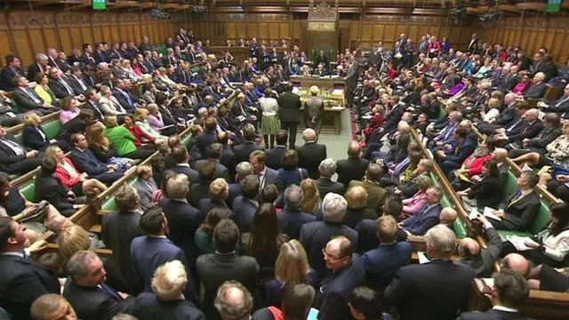 议会下院经过10个小时的辩论通过了授权空袭的决议