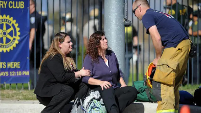 Las autoridades indicaron que los atacantes aparentemente vestían ropas estilo militar y utilizaron armas largas.