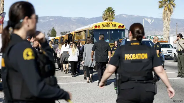 Bus-bus dipenuhi orang-orang yang dibawa menjauh dari lokasi kejadian.
