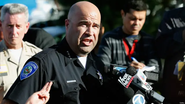 برنارڈینو پولیس نے وقفے وقفے سے میڈیا کو تازہ ترین صورتحال سے آگاہ رکھا۔ پولیس اہکار کے مطابق ممکنہ طور پر اس حملے میں ملوث دو افراد پولیس مقابلے میں ہلاک ہو گئے ہیں۔ ان کے مطابق ایک مرد اور ایک خاتون حملہ آور تھی۔