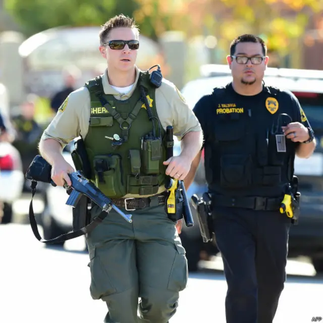 برنارڈینو پولیس کا کہنا ہے کہ ممکنہ طور پر تین مسلح افراد نے سینٹر پر حملہ کیا جو بعد میں وہاں سے فرار ہو گئے۔