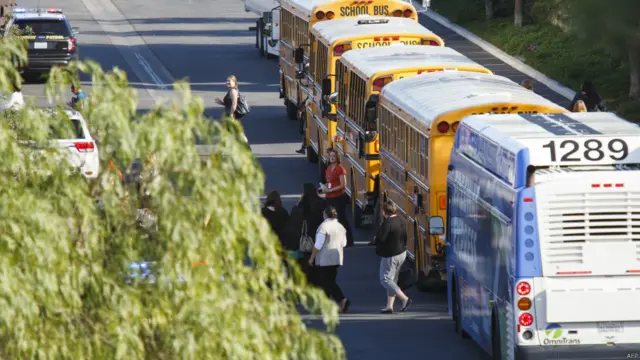 پولیس کے مطابق اس حملے میں 17 افراد زخمی ہوئے ہیں۔ عمارت میں موجود دیگر افراد کو باحفاظت نکال کر بسوں کے ذریعے محفوظ مقام منتقل کیا گیا۔