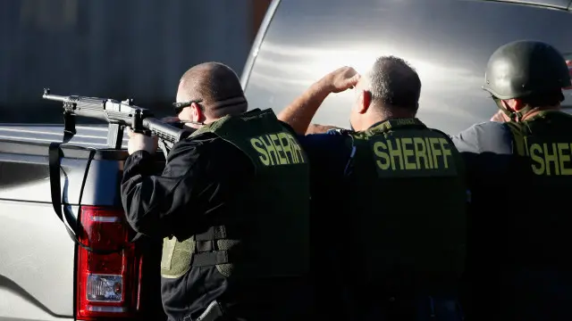 پولیس نے تصدیق کی ہے کہ مشتبہ افراد نے کانفرنس روم میں داخل ہو کر فائرنگ کی