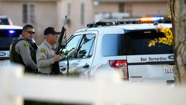 槍擊事件發生4小時後，警方在一個居民區包圍了一輛黑色運動型多用途車。