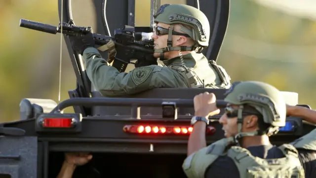 圣贝纳迪诺郡警方在枪击发生地点附近曾与一辆多用途汽车内的人员展开枪战。