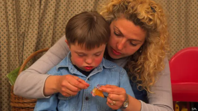 मां के साथ पढ़ाई करता बच्चा