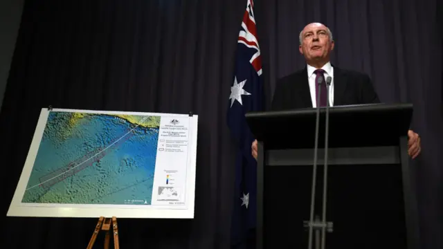 澳大利亚副总理沃伦·特拉斯在MH370搜索行动新闻发布会上