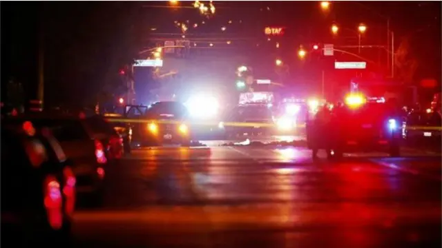 Policías patrullando las calles de San Bernardino