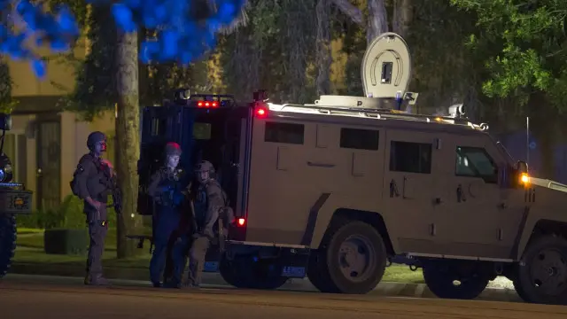 فورس نے ساں برنارڈینو کے نواح میں ریڈ لینڈز کے علاقے میں رضوان فاروق کے ایک اپارٹمنٹ پر چھاپہ مارا جہاں سے تعاقب کا آغاز ہوا