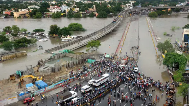 दो हज़ार से ज़्यादा लोगों को सेना ने बचाया है जबकि नौसेना ने गोताखोरों, नावों और राहत सामग्री के साथ एक युद्धक पोत को तैनात करने का फ़ैसला किया है