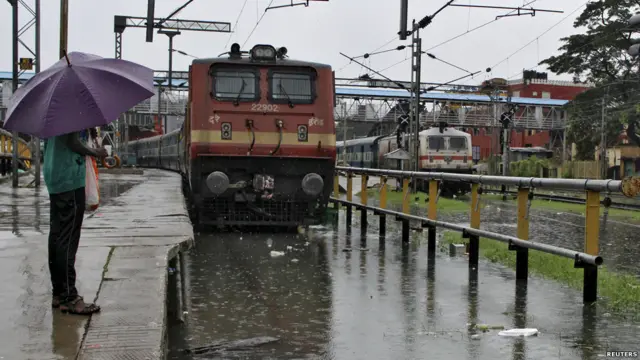 तीन दिनों की ताज़ा बारिश ने एक बार फिर शहर में जलभराव कर दिया है. घर, अस्पताल, सड़कें, रेल ट्रैक सभी पानी में डूबे हैं.