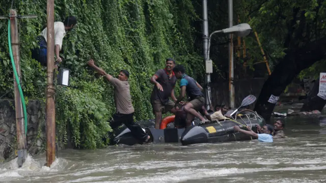 नेशनल डिज़ेस्टर मैनेजमेंट अथॉरिटी ने रॉयटर्स समाचार एजेंसी को बताया है, ''सबसे बड़ी चुनौती जलभराव वाले एयरपोर्ट और मुख्य सड़कों को पानी से मुक्त कराना है.''