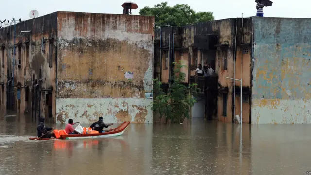 मौसम विभाग के अधिकारी लक्ष्मण सिंह राठौर के मुताबिक़ ''अभी राहत नहीं मिलेगी''. पिछले महीन से अभी तक बाढ़ और बारिश की वजह से क़रीब 269 लोगों के मारे जाने की ख़बर है. 