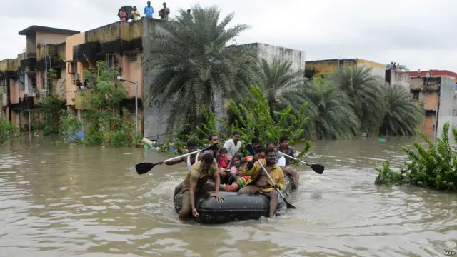 प्रधानमंत्री नरेंद्र मोदी ने ट्वीट किया है कि वह ''हालात का जायज़ा लेने के लिए चेन्नई जा रहे हैं जो भयानक बाढ़ की वजह से बने हैं.''