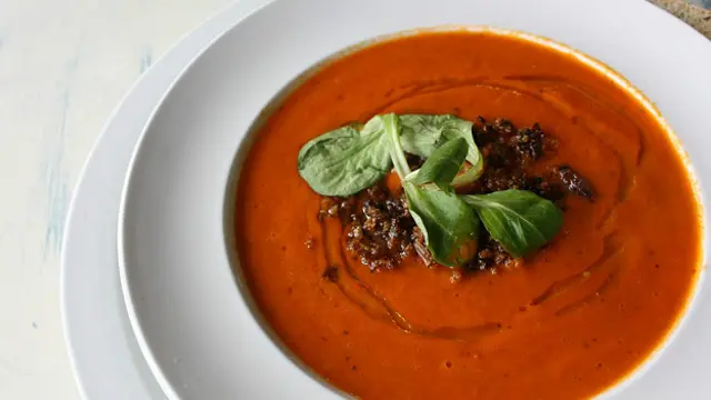 Глаза кузнечиков, которые таращатся из-под листика базилика, могут привести в замешательство