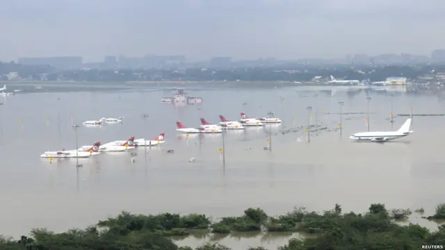 शहर का एयरपोर्ट रविवार तक बंद रहेगा और ट्रेन सेवाएं भी स्थगित कर दी गई हैं.