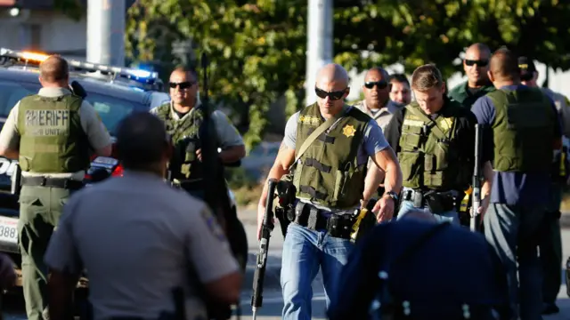 حملہ آوروں کے بارے میں کہا جا رہا ہے کہ وہ پوری طرح مسلحہ تھے اور ان کے پاس سے مبینہ طور پر پائپ بم اور دیگر دھماکہ خیز مواد بھی برآمد ہوا ہے۔