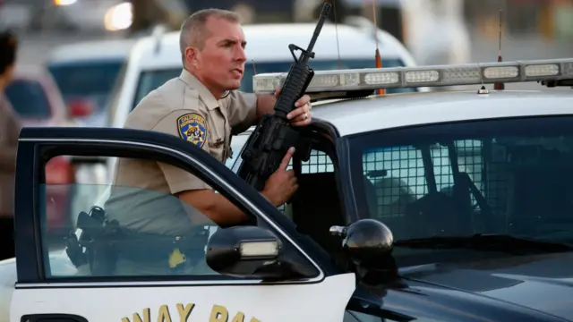 حملہ آوروں کی تلاش میں مختلف جگہوں پر چھاپے مارے گئے جس میں بڑی تعداد میں پولیس والوں اور قانون نافذ کرنے والے دیگر اداروں کے اہلکاروں نے شرکت کی۔